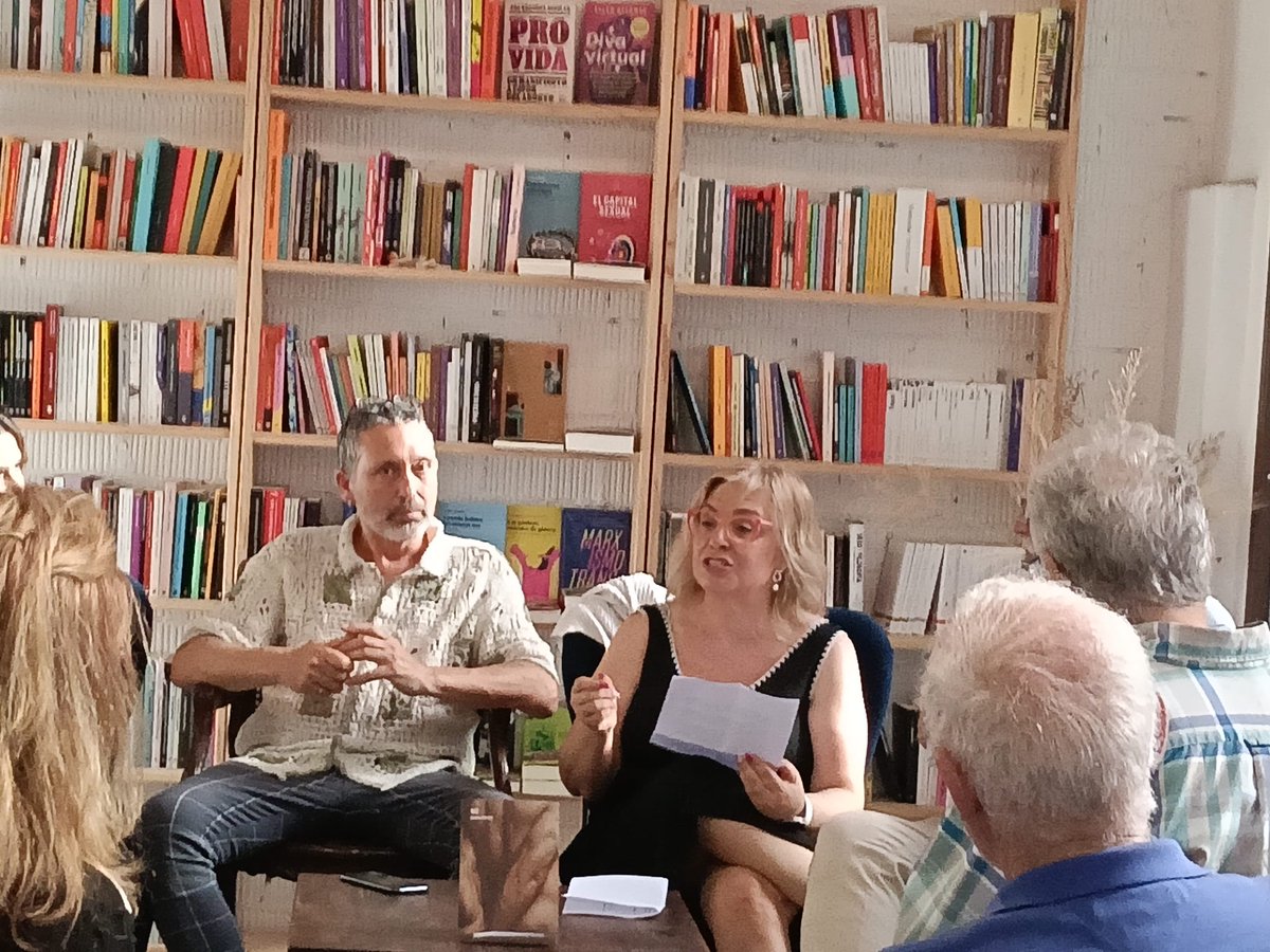 manologild's tweet photo. Presentació de Nu, de @carlescortesua, a la llibreria L'Arribada, a València. Amb @GemmaPasqual i Gema Payà. Gràcies per acompanyar-nos. @Vincle_Ed https://t.co/vscPtqQvel
