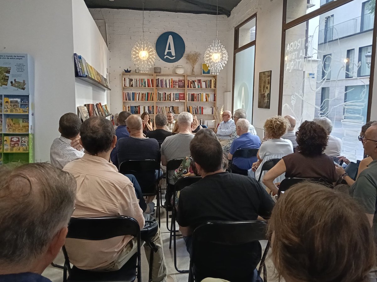 manologild's tweet photo. Presentació de Nu, de @carlescortesua, a la llibreria L'Arribada, a València. Amb @GemmaPasqual i Gema Payà. Gràcies per acompanyar-nos. @Vincle_Ed https://t.co/vscPtqQvel