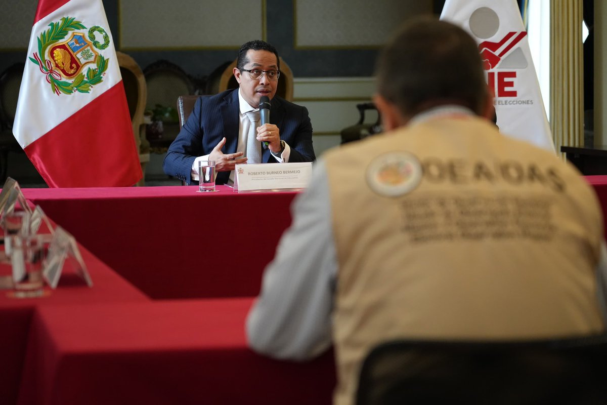 OEA_oficial's tweet photo. El Presidente del @JNE_Peru, Roberto Burneo, recibió a la Jefatura de la Misión de Observación de la #OEAenPerú, liderada por @VictorRicoF. La #MOE_OEA y el Jurado Nacional de Elecciones compartieron los avances de sus respectivos trabajos rumbo a la #SEP2026 de este domingo. 🇵🇪 https://t.co/HQWGgc4NER