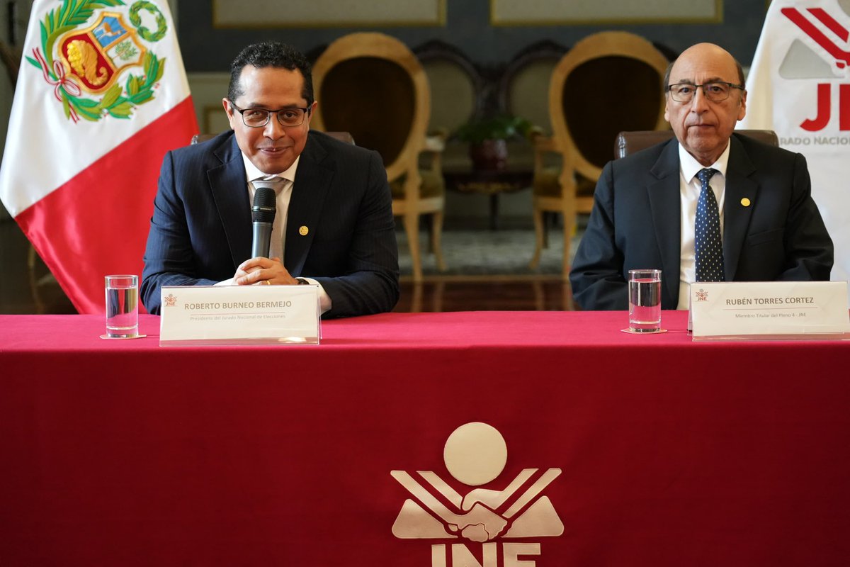 OEA_oficial's tweet photo. El Presidente del @JNE_Peru, Roberto Burneo, recibió a la Jefatura de la Misión de Observación de la #OEAenPerú, liderada por @VictorRicoF. La #MOE_OEA y el Jurado Nacional de Elecciones compartieron los avances de sus respectivos trabajos rumbo a la #SEP2026 de este domingo. 🇵🇪 https://t.co/HQWGgc4NER