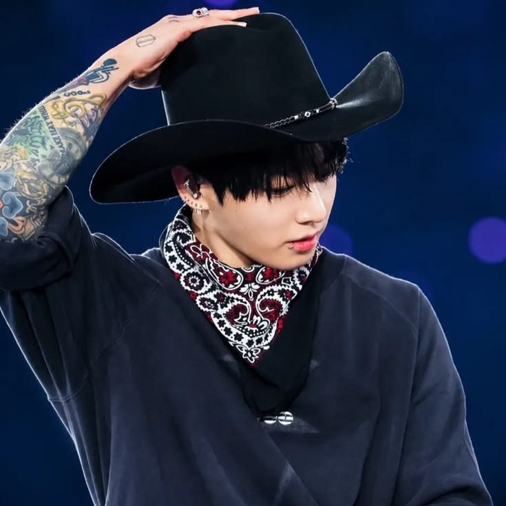 gcfjkjmssi's tweet photo. #jikookau junina 🌽

​onde jungkook decide jogar seu charme mandando um correio elegante para a loirinha da barraca do beijo

​ou

​jimin nota que foi confundido pelos cabelos longos e resolve faturar, fazendo o moreno comprar ficha atrás de ficha. https://t.co/hcwHsq9Lkx