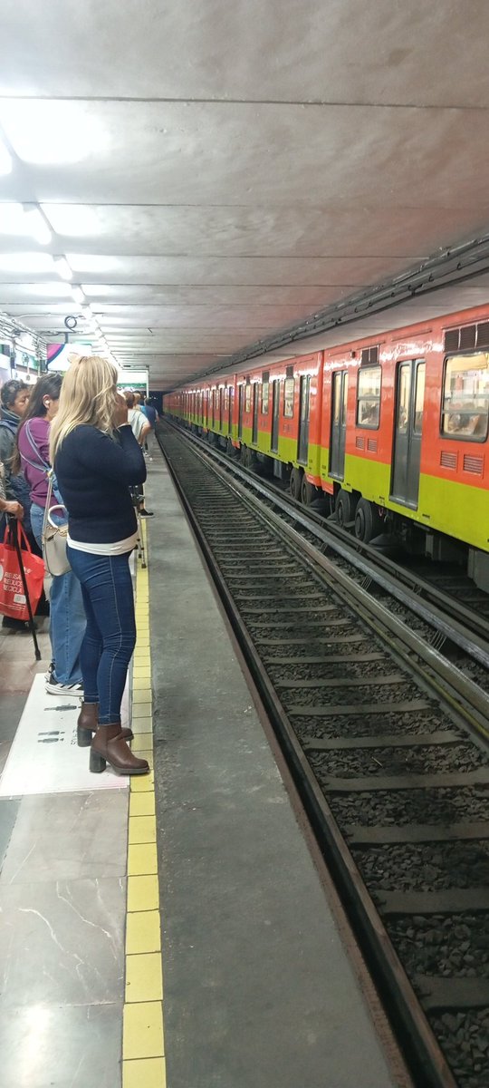 Sayabil's tweet photo. @MetroCDMX qué pasa con la línea 8, no hay trenes dirección constitución y los que van a Garibaldi están parados! https://t.co/6Hww8GWBEU