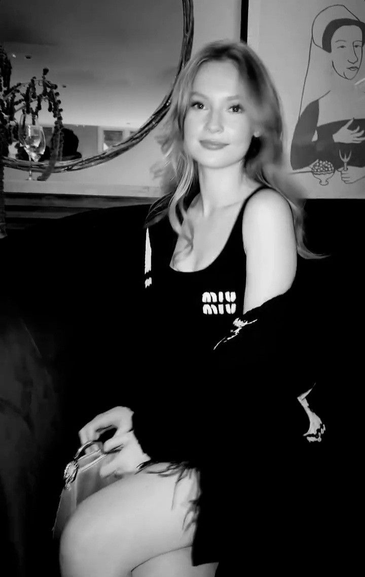 _franchaela_'s tweet photo. she could sell me my own belongings and i’d thank her https://t.co/EI9KrzvZFU