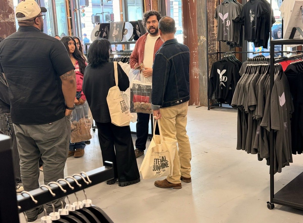 estouroutfits's tweet photo. ed and joan spotted today at pop up! ♡ https://t.co/Tr92fiC2ni