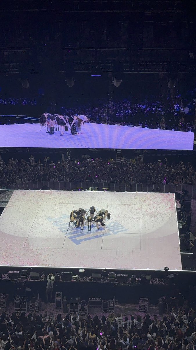 saruj_'s tweet photo. Best way to end the tour 

#twice #thisisfor_london #thisisfortour  #thisisfor_london_d2 https://t.co/EhAFTpbR75