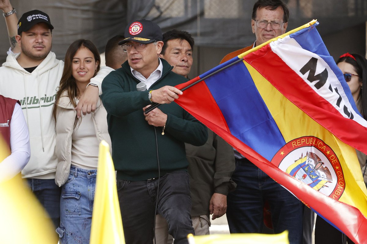 JAV2367's tweet photo. @lcvelez GRAN ESTUPIDEZ.... POR QUE NO PROHIBEN EL USO DE LA BANDERA DEL M19, QUE ES SIMBOLO DE VIOLENCIA, DOLOR PARA LAS VÍCTIMAS, QUE UNA PINCHE CAMISETA QUE ES SIMBOLO, ADEMÁS DE APOYO A LA SELECCIÓN, ES SER PATRIOTA Y CON ALEGRÍA SE USA. https://t.co/QV92TUldvA