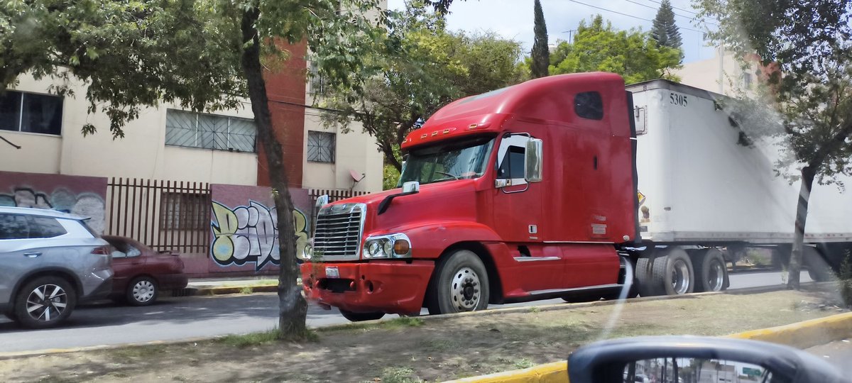 rulopj83's tweet photo. @UCS_GCDMX @OVIALCDMX @TuAlcaldiaGAM @C5_CDMX Ahi sigue el trailer estacionado y estorbando @UCS_GCDMX @OVIALCDMX https://t.co/PaUE4M0bgl