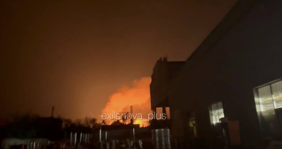 Maks_NAFO_FELLA's tweet photo. 🔥💥 Luhansk, the moment of strike of attack UAV. https://t.co/KqjYgMBxa9