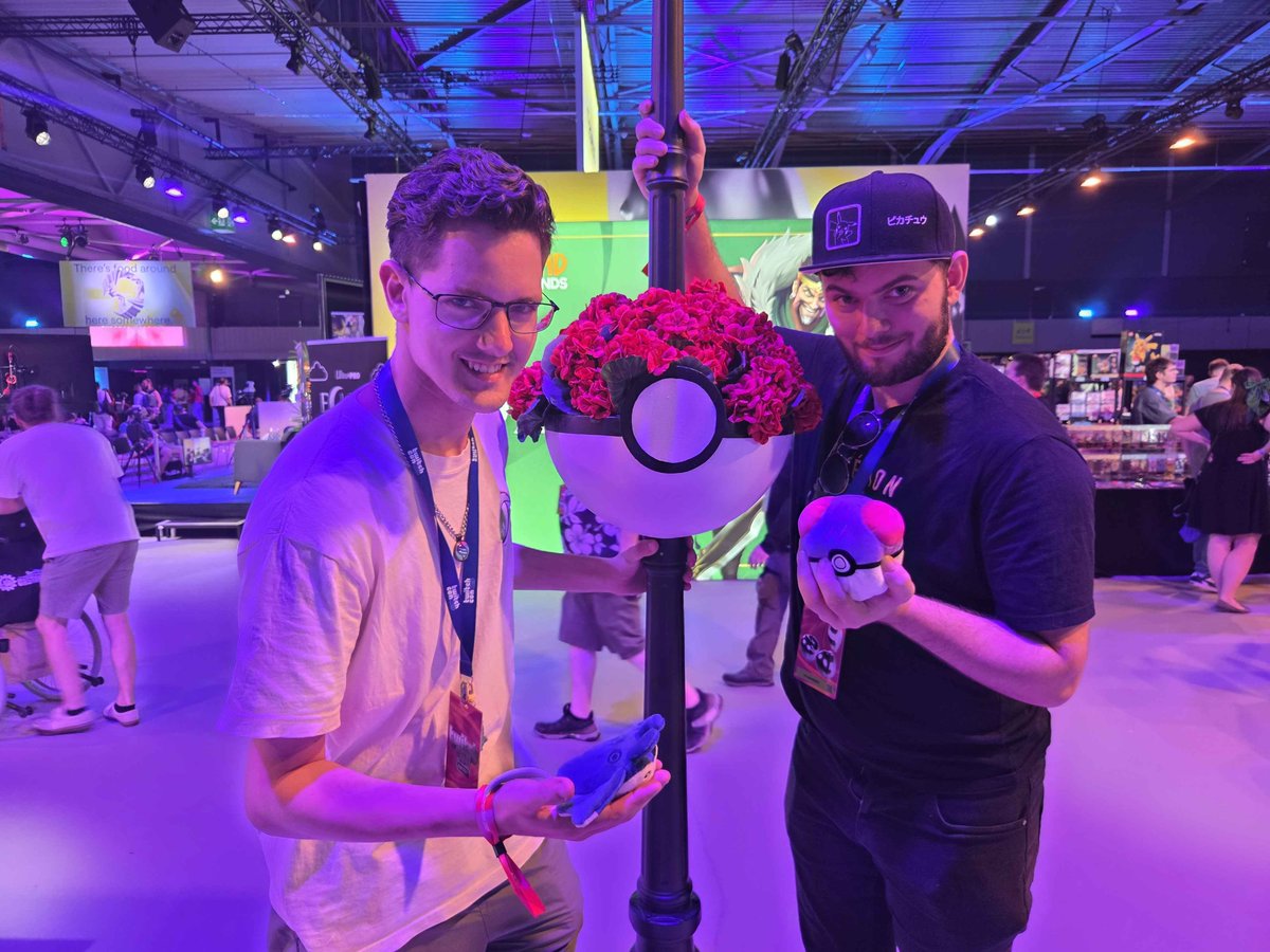 TwitchTeamYell's tweet photo. It appears so that some Yellers met up at Twitch Con! We need to see more 3DS pics more often 🥳 https://t.co/kpfcnTQvIc