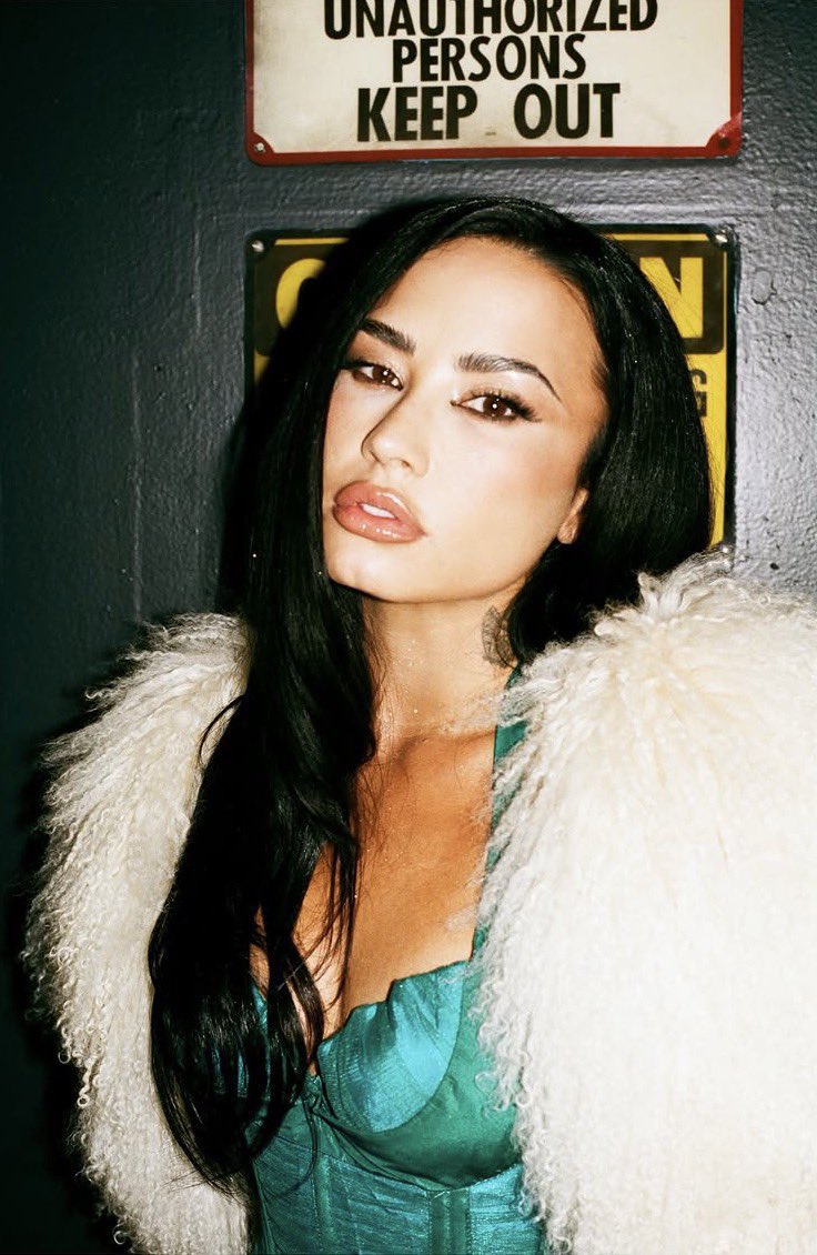 loveslikexstar's tweet photo. oh demi knows she’s the shit!! https://t.co/zAiioUcZQ2