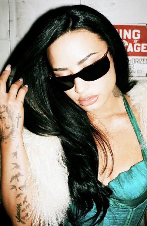 loveslikexstar's tweet photo. oh demi knows she’s the shit!! https://t.co/zAiioUcZQ2