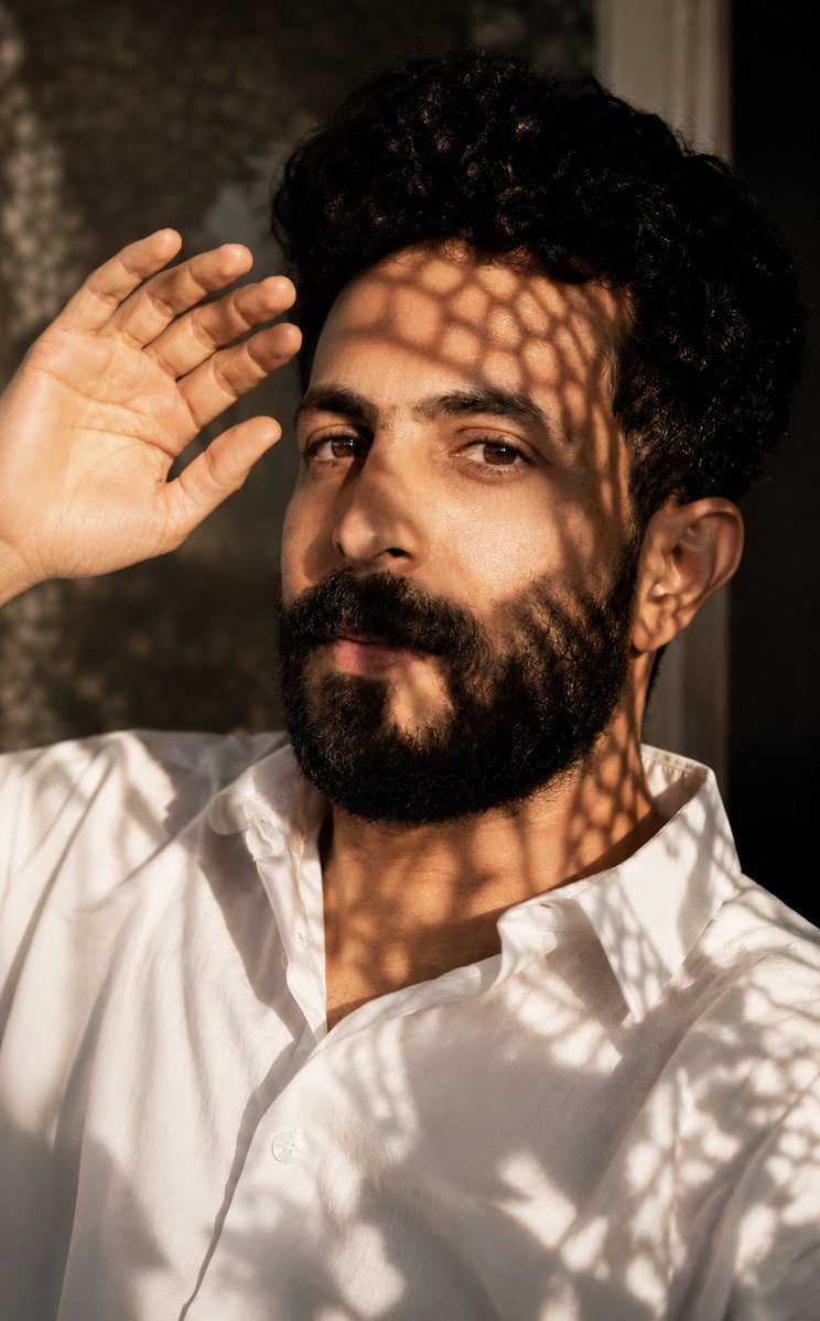 _I11___'s tweet photo. لا عاد تغيب
غيابك غير
وفارق كثير
لا عاد تغيب
ولا أبغى غيرك مصير
تطيح غصون
وتسهر في رجاك عيون
يَصُب الليل في كاسي
تعب… ويشيّب إحساسي
أنا دونك… جسد خالي بلا مضمون
لا عاد تغيب
غيابك غير
وفارق كثير
يضيق الكون
ويبهت في عيوني اللون
سألت الريح عن عِطرك
وعن مَدّك… وعن جزرك
أنا بعدك غريب… وتايه مديون
لا عاد تغيب
غيابك غير
وفارق كثير
لا عاد تغيب
ولا أبغى غيرك مصير
✍️🐺#WELAN
#بقلمي✍️ 🐺
#عاجل_الحرب_الهدنه
#مصر_مع_أشقائها_العرب 
#السعودية_الإمارات_الكويت