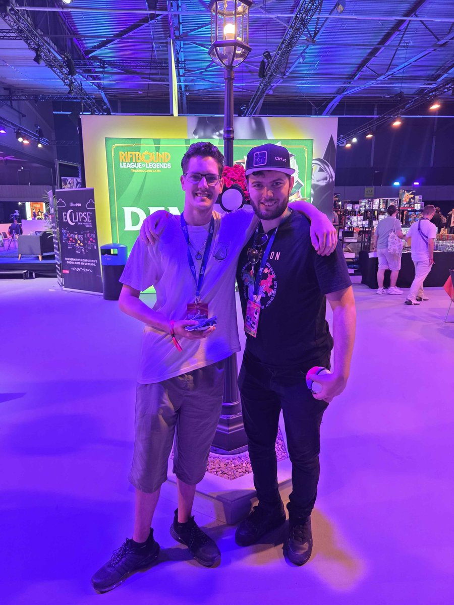 TwitchTeamYell's tweet photo. It appears so that some Yellers met up at Twitch Con! We need to see more 3DS pics more often 🥳 https://t.co/kpfcnTQvIc