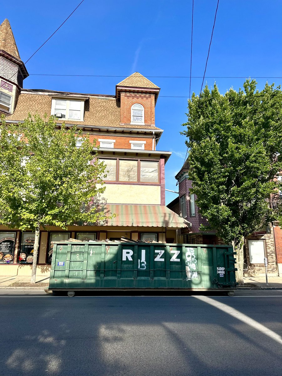 rizzcontainers's tweet photo. Spring Cleaning? Renovating? Moving?

Don’t let debris pile up.

Our roll-off dumpsters are perfect for:

Home cleanouts
Roofing projects
Construction debris
Garage and basement cleanups

We provide dependable service you can count on!

📞 Call now for pricing and availability. https://t.co/O4waGIzpsi