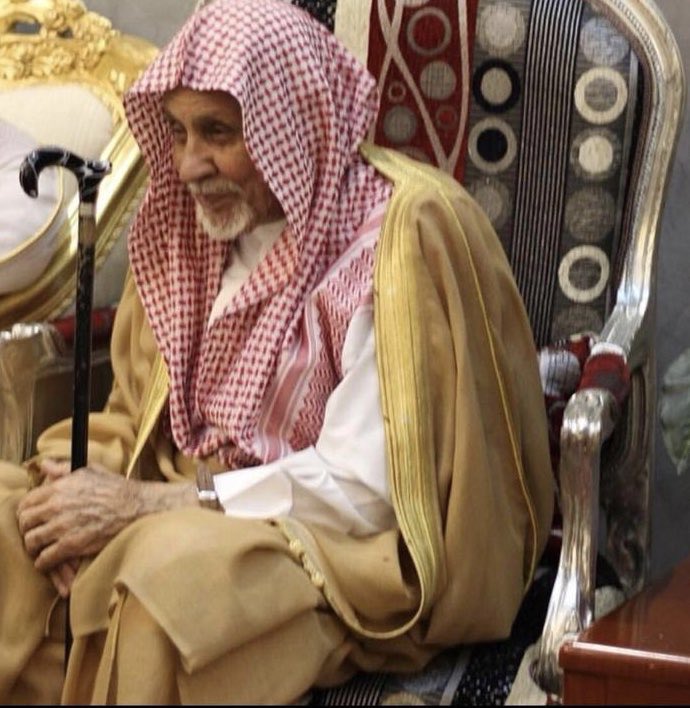 mohdhalali's tweet photo. في برد الشمال القارص، و صقيع الساعات الأخيرة من الليل و اللحظات الأولى من الفجر، يستيقظ و الدي للصلاة، و كأني اسمع صوت باب منزلنا حين يطبقه خارجاً للمسجد و بعدها بلحظات يرفع المؤذن الأذان … سيناريو صوتي يتكرر كل يوم … لا يستطيع غير الموفق مجاراته و المواظبة عليه… تتجمد المياه في المواسير، يكتسي زجاج السيارة بالصقيع و الجليد، لكنه مازال مصراً أنه لا يوجد سبب لمنعه من الذهاب للمسجد…

تعلُق والدي بالمساجد حتى في حالات اشتداد مرضه و كبر سنه لم يكن له مثيل، فهي مرات قليلة التي رأيته يصلي فيها الفريضة في المنزل، و في أي جامع أو مسجد يذهب إليه ستجده خلف الإمام مباشرة، يخرج ورقة صغيرة من جيبه بين الأذان والإقامة مكتوب فيها آخر آية وقف عندها ليكمل ختماته التي لم تكن تتوقف طوال العام …و كأني اسمعه و أنا أمشي 
 بجواره بعينين شبه نائمتين، و هو يعرف مدى رغبتي في العودة للنوم بدلاً من الاستيقاظ للصلاة …  و كأني اسمعه يردد : 

﴿ وَقُرْآنَ الْفَجْرِ ۖ إِنَّ قُرْآنَ الْفَجْرِ كَانَ مَشْهُودًا﴾