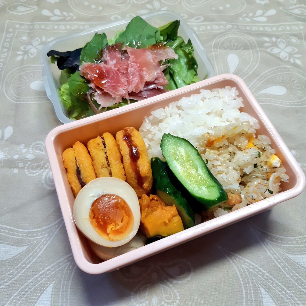 bento_yoco's tweet photo. おはようございます✨
今日のお弁当🍱
残り物&amp;余り物です
ナゲット、味たま、かぼちゃ煮付
きゅうりの浅漬け(家で採れた🥒)
生ハムサラダ

幸あれ☀️ ご安全に⛑️
#お弁当 #お弁当記録 
#お弁当作り #お昼ごはん
#bento #lunch #lunchbox https://t.co/1ILWaQjH82