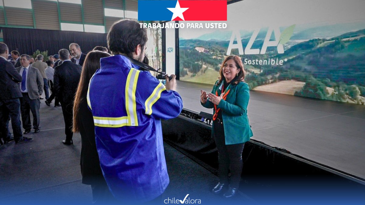 chilevalora's tweet photo. Aceros AZA inauguró la modernización de su Planta Colina en acto encabezado por el biministro de Economía y Minería, Daniel Más, donde también estuvo presente ChileValora.

El 100% del acero de Aza se produce con componentes provenientes del reciclaje, con la participación de más de 12 mil recicladores a nivel nacional. Con la modernización del laminador, se aumentará la capacidad de 380 mil a 400 mil toneladas anuales. 

El laminador es la instalación donde el acero adquiere su forma final para convertirse en productos utilizados en construcción, infraestructura y otras aplicaciones industriales. Con esta reforma que incorpora nuevas tecnologías, AZA podrá fabricar nuevos grados de acero para aplicaciones de alta exigencia, incluyendo proyectos de infraestructura y minería.