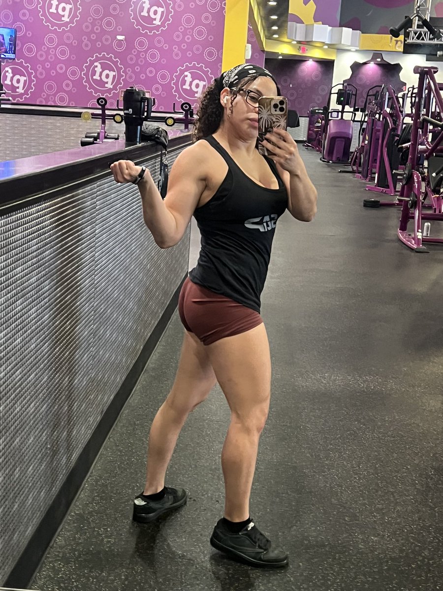 Ale_TheLion's tweet photo. No edits, filters or special lighting, just a quick flex post workout 

The work continues and forever evolving!!! 

“Set up to fail, but destined for greatness”
-Alejandra Quintanilla 

#laleona #postworkoutselfie #theworkcontinues https://t.co/9yiIbXIzZi