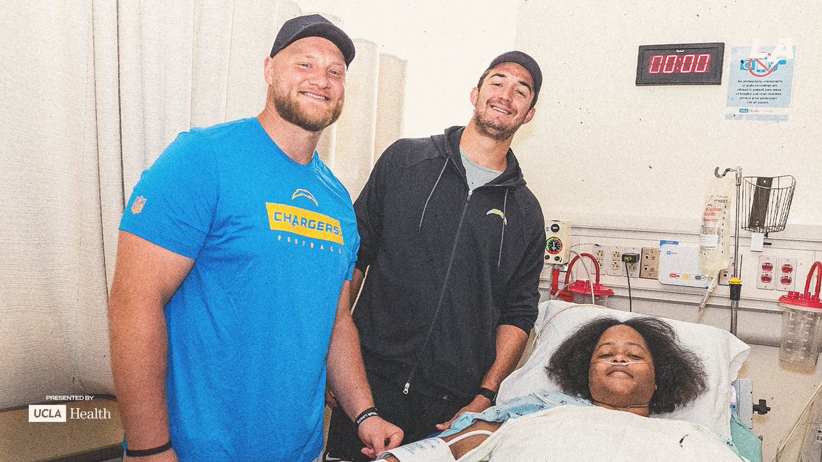 ChargersCR's tweet photo. all love 🫶

we pulled up to the @UCLAHealth Santa Monica Medical Center to show love to the patients + our healthcare heroes https://t.co/HxiLyu9qhE