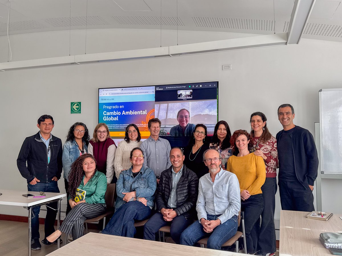 facisouniandes's tweet photo. Detrás del nuevo #Pregrado en Cambio Ambiental Global hay un equipo interdisciplinario que trabaja día a día en la construcción de esta apuesta académica que une ciencias sociales, ciencias naturales y acción para transformar los desafíos del planeta. 🌎✨

Conoce a quienes hicieron posible este proyecto: la decana de @facisouniandes , Angelika Rettberg (@rettberg_a ) ; el decano de @CienciasUAndes , Daniel Cadena (@cdanielcadena); y los equipos de ambas facultades que participaron en la creación del programa.

Cambio Ambiental Global será un programa que conectará ciencia, territorio, sociedad y acción, formando profesionales capaces de analizar problemas complejos y generar soluciones con impacto.

Muy pronto conocerás más sobre esta nueva propuesta académica de @Uniandes.