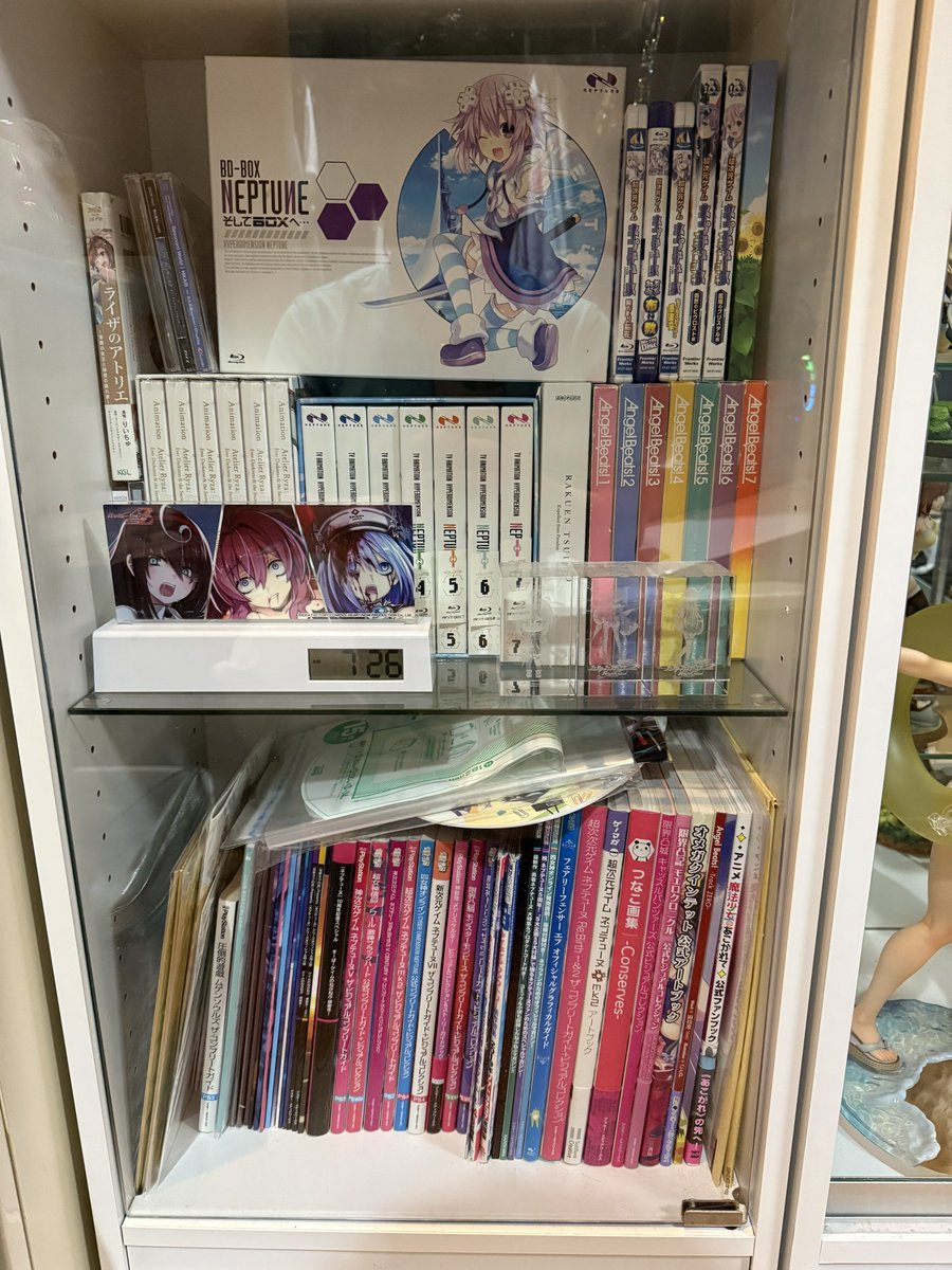 Ponnu3rdEdition's tweet photo. そのうちDVDやビジュアルブックを移動させたい
手元に置いていつでも見れるようにしたいんだよなー https://t.co/d6OIOLRtkx
