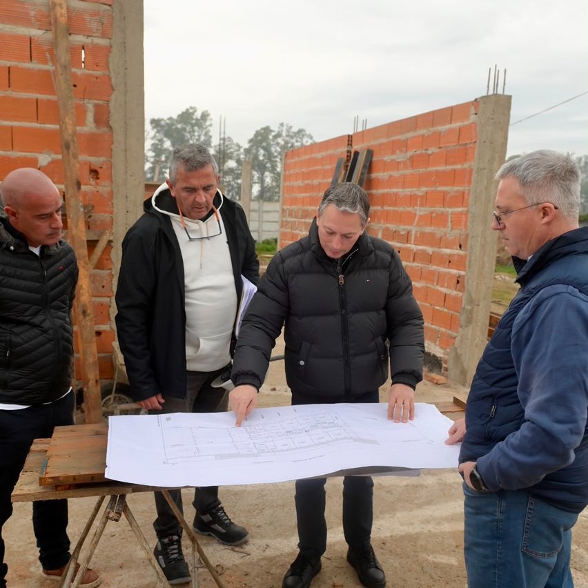 fernandogray's tweet photo. Recorrí la obra del nuevo edificio de la Escuela Secundaria N° 43 de #MonteGrande, un proyecto fundamental para que las y los estudiantes de la institución cuenten con un espacio propio, moderno y adecuado para estudiar y crecer.

La educación es una de las herramientas más importantes para construir oportunidades y futuro. Por eso seguimos trabajando para ampliar y mejorar la infraestructura escolar de nuestro distrito, con más espacios que acompañen el crecimiento y la formación de chicas y chicos.