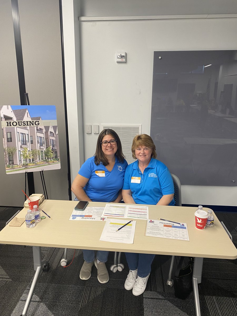 RiverfrontFCU's tweet photo. Speaking of summer plans and weekend spending...
Brenda helped students at Conrad Weiser High School learn how fast money moves at their Financial Reality Fair.

It starts with a paycheck.

It ends with asking where the paycheck went.
Adulting 101. 💸

#FinancialEducation https://t.co/ClloR9CWkX