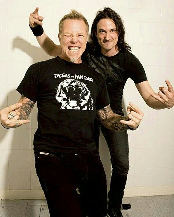 LordsilvaA's tweet photo. dos posers, y una camiseta de tygers of pan tang ejejeje.. https://t.co/ARArbeq5CJ