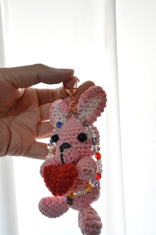rennandruru's tweet photo. レース糸２本どりピンクのウサギキーホルダー制作しました。
ビーズを一緒に着ける事で輝きを増しよりあなたの個性を輝かせより自信をもって行動出来るようになるための守護神ここにあり。
#編み物　
#編みぐるみ　
#編み物好きさんと繋がりたい 
#編み物男子 https://t.co/qmzLFKKZ63