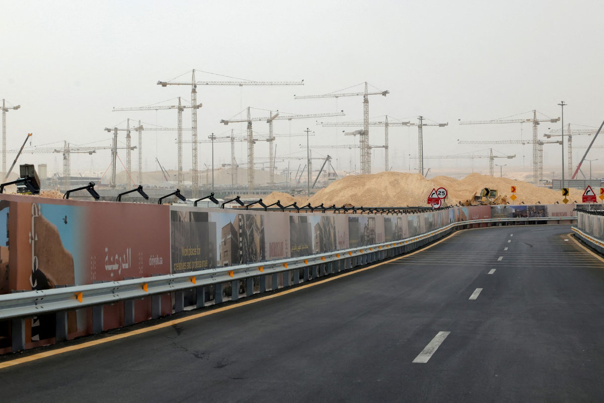 ArabNewsBiz's tweet photo. #EyeOnAI: AI is helping Saudi real estate developers move from reactive planning to data-driven delivery, reducing delays across large-scale projects. https://t.co/YUUiZmGD8n https://t.co/hxUxQHoSqy