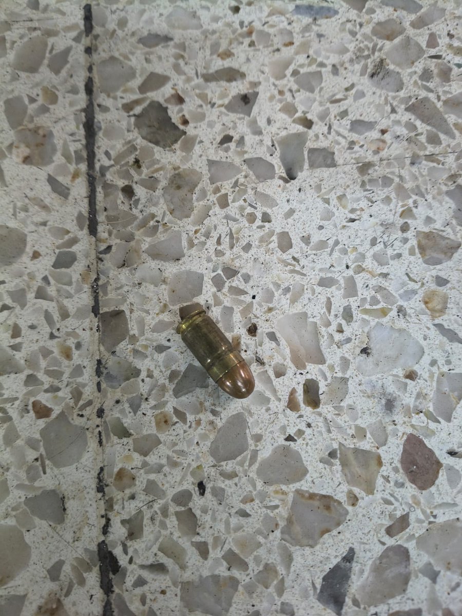 Pedro_vrae's tweet photo. Sicarios intentan asesinar a Eddy Villarroel Medina (Sacha)
Hoy 4.20 pm, un sicario que se desplazaban a bordo de una motocicleta, descargó hasta tres tiros de bala contra el dirigente de los licenciados de las #FFAA - Eddy Villarroel Medina @villa_aspret, más conocido como ´Sacha´. Por suerte de la víctima, el arma no pudo percutar.
El intento de asesinato se produjo en el mismo domicilio de la víctima (en el Jr Cailloma - centro histórico de Lima), hasta donde ingresó el sicario para disparar hasta en tres oportunidades contra la víctima, mientras el segundo lo esperaba en la puerta. 
Luego del fallido intento de asesinato, los sicarios fugaron en la misma motocicleta que quedó registrado en las cámaras de vigilancia.
Mientras tanto, 'Sacha' dijo que los responsables serían sus enemigos a quienes denunció por tener relación con el narcotráfico y los remanentes terroristas.