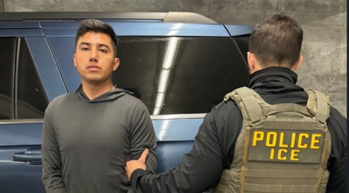 JJDiazMachuca's tweet photo. Que mande las pruebas la encargada de despacho @Claudiashein 😂

Cae en EU exmilitar mexicano vinculado a caso Ayotzinapa; permanece bajo custodia de ICE

Enrique MartínezChávez fue arrestado en California y permanece bajo custodia migratoria mientras avanzan los trámites para su retorno al país

El Servicio de Inmigración y Control de Aduanas (ICE) detuvo en Hawthorne, California a Enrique Martinez-Chavez, vinculado al caso Ayotzinapa. En un comunicado, se detalla que Martinez-Chavez, de 32 años, "es buscado en su país natal, México, por desaparición forzada de personas mientras era miembro del ejército mexicano".

Añade que "permanecerá bajo custodia de ICE hasta que pueda ser enviado de regreso a casa".