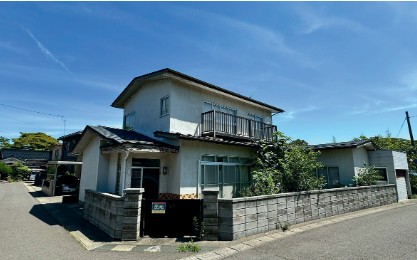 akiyasumai's tweet photo. 空き家バンク【売買】100万円 秋田県にかほ市平沢字坂ノ下　駅近く・高台の閑静住宅地　庭・ベランダ・サンルーム・作業場・車庫付き７部屋２階建 https://t.co/S0ajUz5maT https://t.co/DPkmaaPbqZ