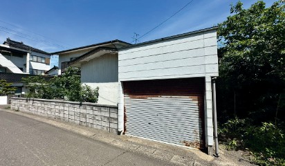akiyasumai's tweet photo. 空き家バンク【売買】100万円 秋田県にかほ市平沢字坂ノ下　駅近く・高台の閑静住宅地　庭・ベランダ・サンルーム・作業場・車庫付き７部屋２階建 https://t.co/S0ajUz5maT https://t.co/DPkmaaPbqZ