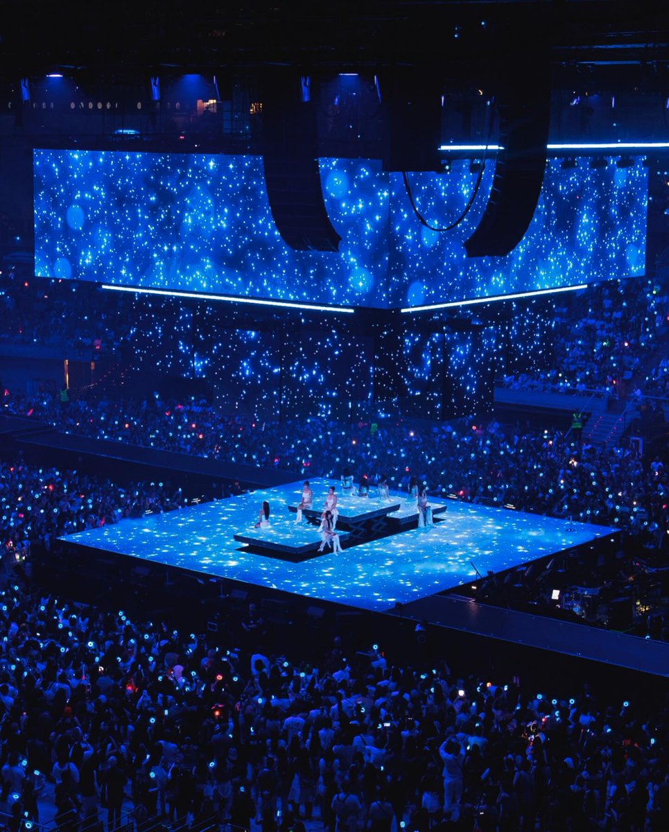 OT_9WICE's tweet photo. JYPE tuvo una mala organización y gestión y si bien pudo ser mejor, y eso ds tanta lástima, por qué definitivamente en estética, visual y artísticamente hablando el THIS IS FOR TOUR de TWICE ha quedado en la HISTORIA, sin duda, de los más increíbles de todo el K-pop https://t.co/8hDcqPGROp