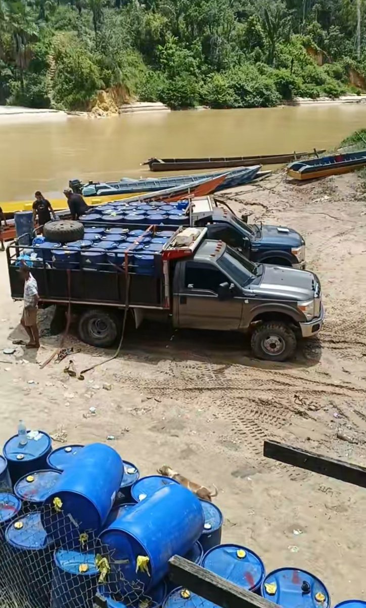 Fritz_A_Sanchez's tweet photo. 🎯 Mientras miles d litros d combustible sigan llegando sin restricciones a las zonas de extracción aurífera, la devastación del #SurDelOrinoco continuará avanzando sobre bosques, ríos y áreas protegidas como la cuenca alta del río Caroní y el sector 7 de la #GranSabana. 👇 https://t.co/6zBmQ5UGgg