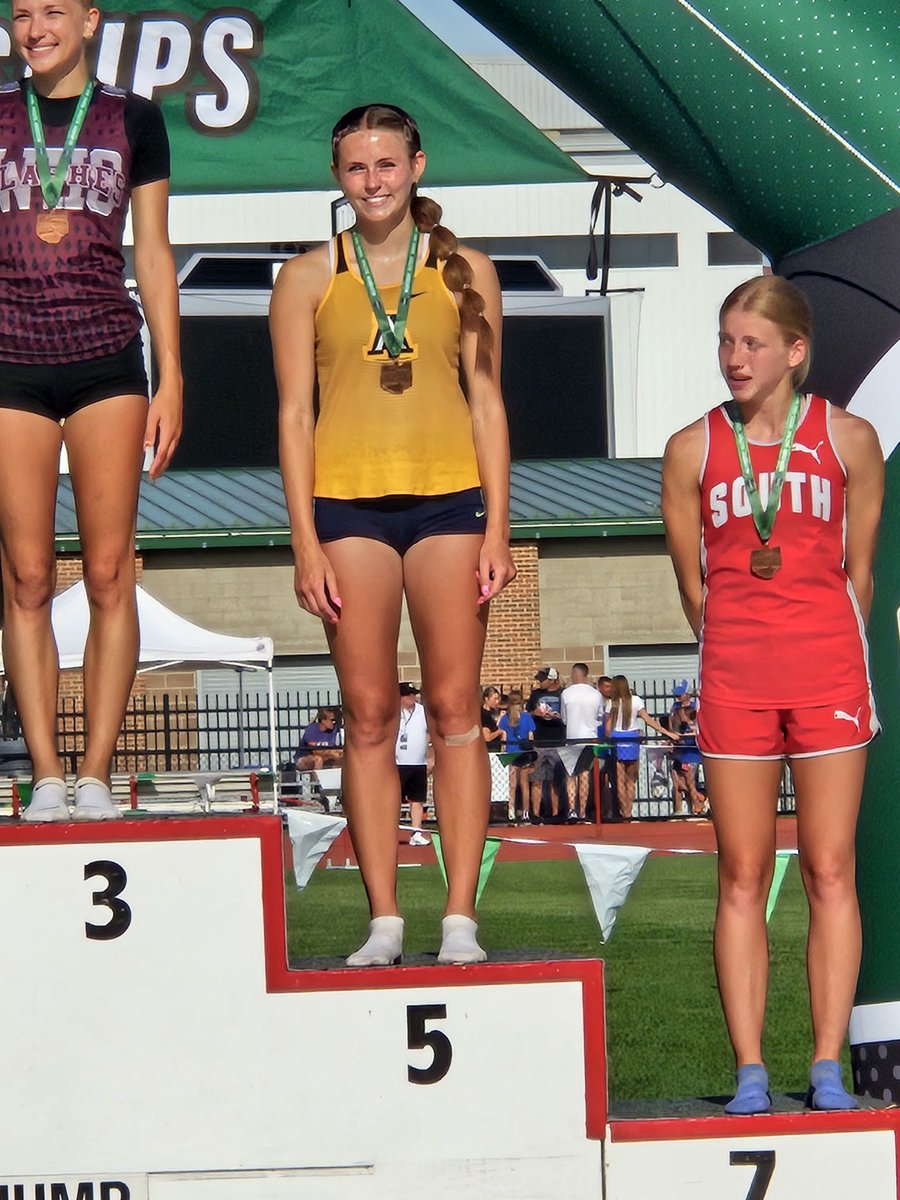 ArchboldTFXC's tweet photo. 🚨 2026 STATE MEET PODIUM ALERT🚨

💪 Emmy ~ LJ ~ 5th place ~ 17'6"

Hard work, dedication and perseverance pays off!!

Great job girl!! 💙⚡️💛 https://t.co/LeN1138M0M