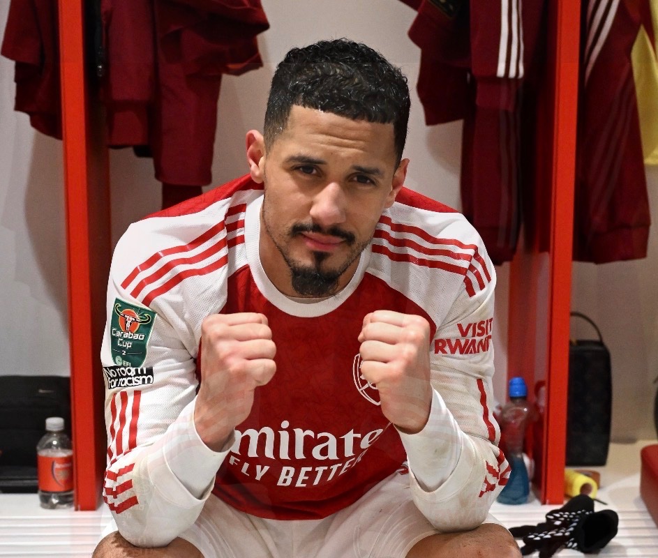 ArsenalNews_Hub's tweet photo. ❤️🔴⚪️ | William Saliba on what makes Arsenal special

🗣️ “Arsenal is a club you can never hate. Once you’re here, everything feels different. The environment is different, the people are different, and nothing feels the same anymore.”

🗣️ “This place becomes your home. You fall in love with the club, the fans, the atmosphere—everything.”

🗣️ “Here becomes love. Here becomes everything.” ❤️

The French defender has become one of the faces of Arsenal’s resurgence, and his words perfectly capture the connection that has grown between the players, the club and the supporters over recent years.