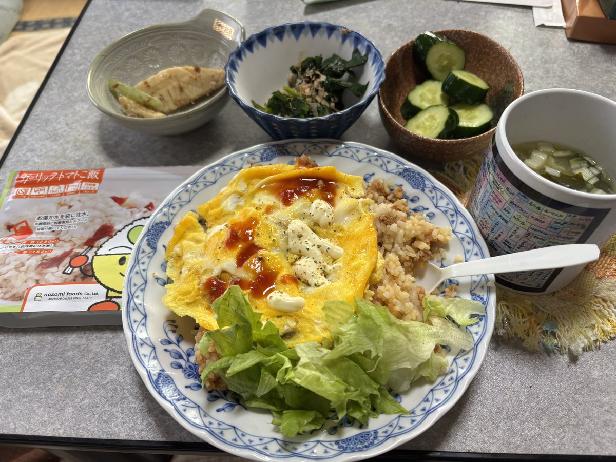 PyzKb's tweet photo. おはようございます
今週最後のアルファ化米生活です
なんとかここまでたどりつきましたね
今回はチーズオムレツとガーリックトマトご飯との組み合わせです　
何度か試していてとても美味しいと分かっています
オムレツは電子レンジを使用して本当に超快速での出来上がりです
ガーリックの味も良く効��てとても良いにおいです　味噌汁は久しぶりに自家製で、豆腐とワカメです
食べるのが楽しみです

私はかつて就労継続支援B型とつながった後も長い低迷期にありました　
ほとんど通所できない状態が続きました　施設側は心配して何度か連絡してきたり、モーニングコールとかしてくれました　
でもありがたい反面、心理的に負担にもなりましたね
私が停滞を脱したきっかけは市役所の保健師さんの些細な一言からでした　
私の通院していた病院の評価について教えてもらいました　
そして転院して名医につながりました　
そして朝起きられるようになり、就Bに安定して通所できるようになりました
その就Bの職員は私に就職のプレ��シャーや将来の不安とか話すことはありませんでした
日常のたわいもないことや悩みについて話してくれました
私は"人間"として扱われたのです
私がリカバリーできたのにはたくさんの幸運もありました　
そして医療と福祉の両方の関係者が全力を尽くしてくれました　
ただ振り返って見て全力を尽くしていない方も何人かいたなあ、とも感じます
精神障害者の方は色々と試して良いと思います　医師が合わないとか就労継続支援B型が合わないとか、普通によくあります
少しの違和感を大事にして下さい

今日も希望食品さんに感謝です！

それではいただきます！
#ズバッと快速アルファ化米生活
#希望食品