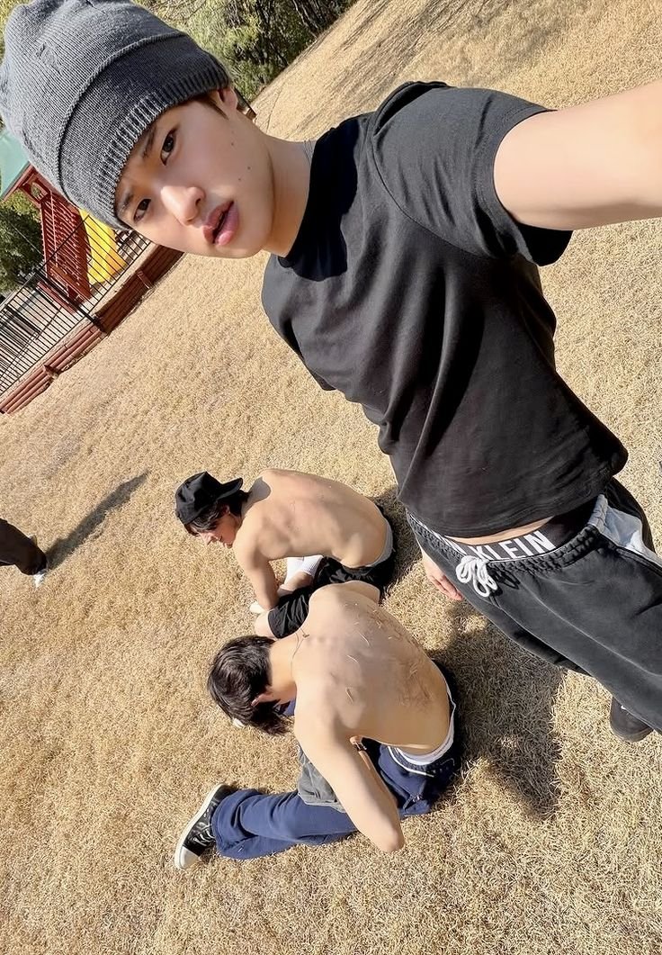 ROAR_RIIZE's tweet photo. 섹시함이 더 필요하다... 흠.. .... 넵 https://t.co/ADFjWbWwbv
