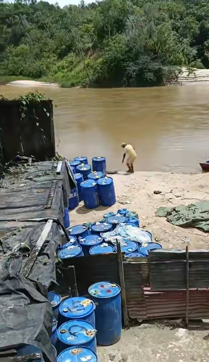 Fritz_A_Sanchez's tweet photo. 🎯 Mientras miles d litros d combustible sigan llegando sin restricciones a las zonas de extracción aurífera, la devastación del #SurDelOrinoco continuará avanzando sobre bosques, ríos y áreas protegidas como la cuenca alta del río Caroní y el sector 7 de la #GranSabana. 👇 https://t.co/6zBmQ5UGgg