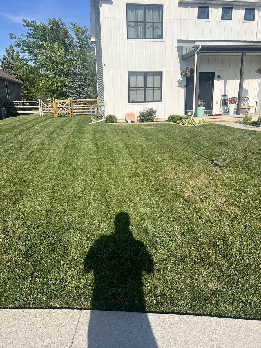 chris_burns65's tweet photo. Getting to the nitty gritty. After a spring that took us out of last years major drought, the rain has stopped and the omega block pattern has set it. Mow and Water sZn @OutKickTNML #AssVelocity https://t.co/UdE6ejh79D