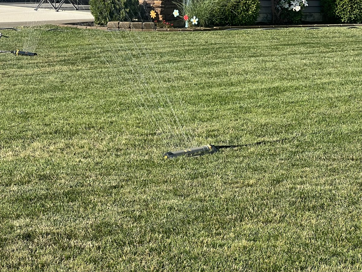 chris_burns65's tweet photo. Getting to the nitty gritty. After a spring that took us out of last years major drought, the rain has stopped and the omega block pattern has set it. Mow and Water sZn @OutKickTNML #AssVelocity https://t.co/UdE6ejh79D
