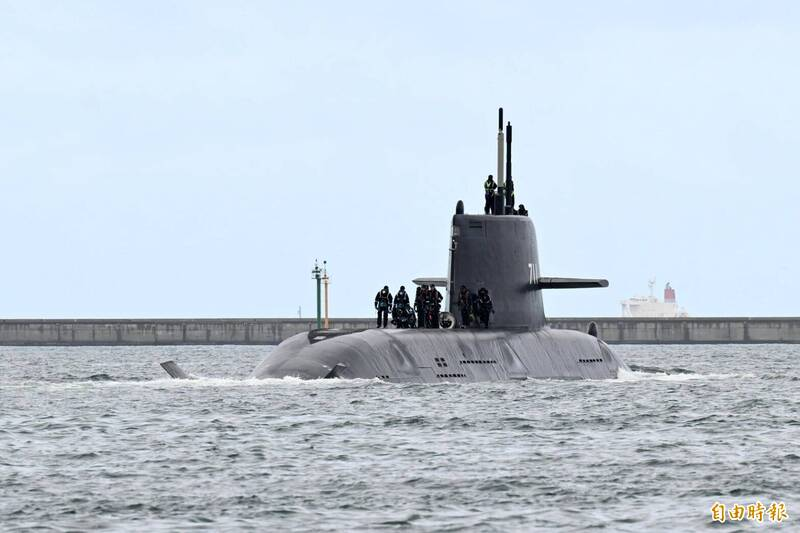 TaiwansDefense's tweet photo. Attack submarine ROCS Hai Kun is combat-capable, CSBC Corporation Taiwan chairman Chen Cheng-hung says.

The submarine will conduct its 17th sea trial and 11th undersea trial on 6/5.

(Liberty Times) https://t.co/o8rPsuIgCL