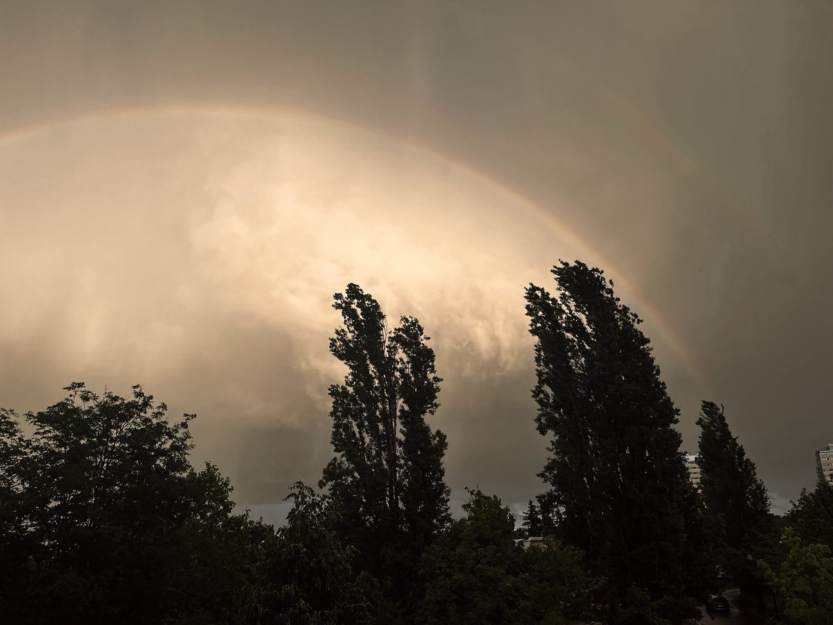yaraeshi's tweet photo. on dirait la lune mais c'est un arc-en-ciel https://t.co/fQqoR8WDec