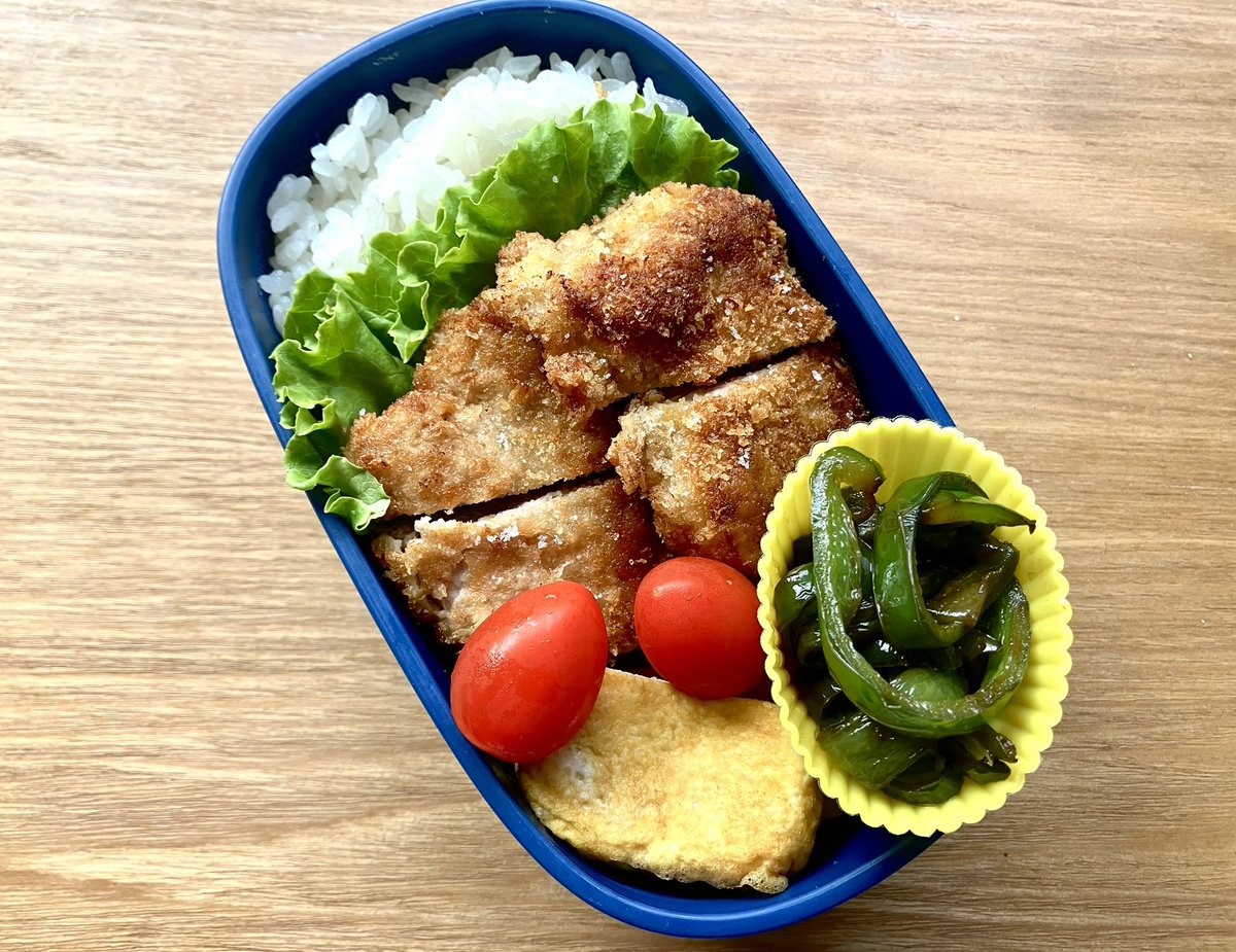 elmo181819's tweet photo. おはようございます
6/5のお弁当です♪
⭐︎ヒレカツ  ⭐︎卵焼き ⭐︎ピーマン炒め
昨日初めて、ミスドのもっちゅりん買えました！！行列でしたが並んでみました😊
#お弁当記録 #えるものお弁当記録 https://t.co/woKJI4jn99