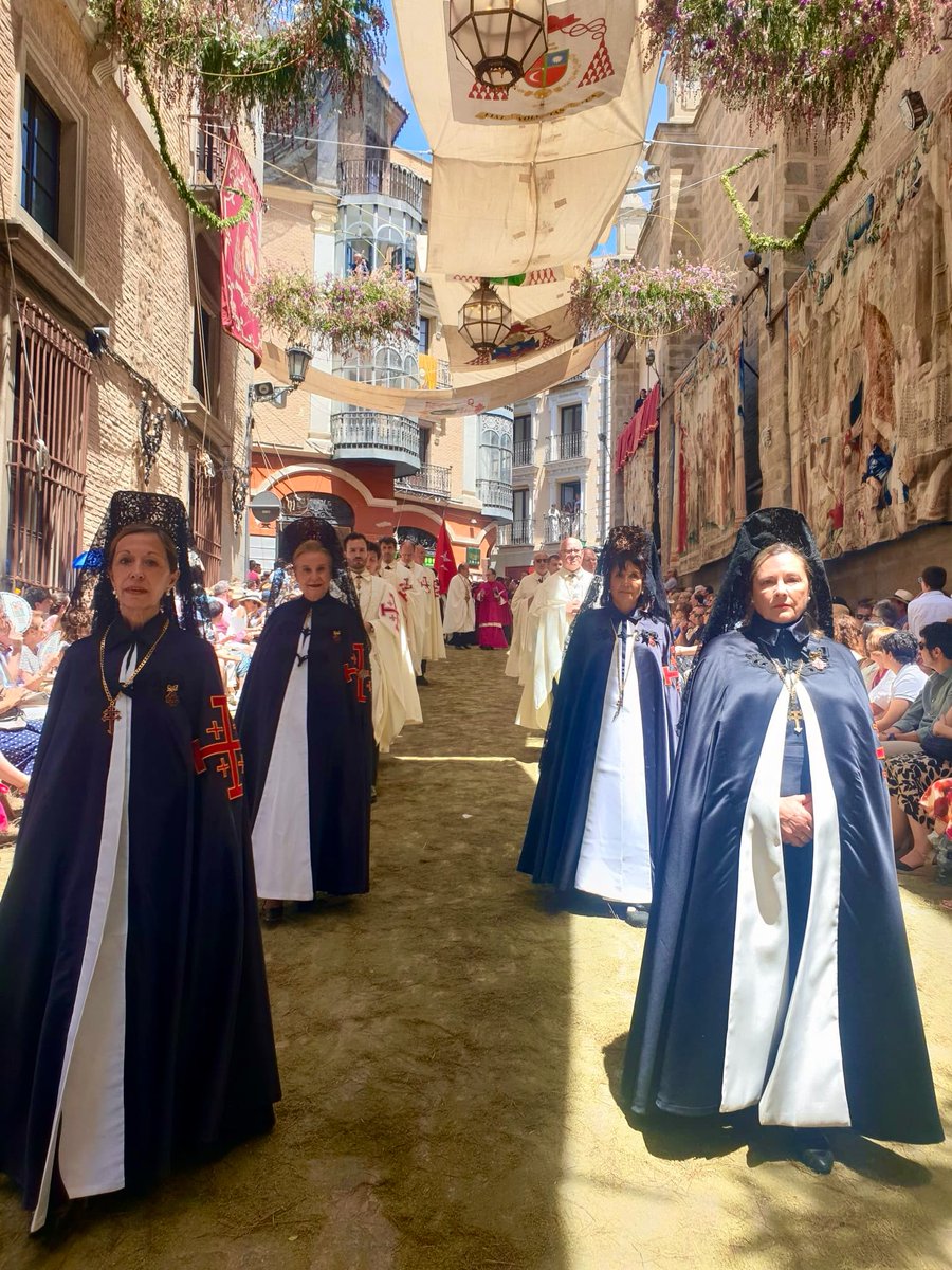 ocssj's tweet photo. El Lugarteniente en el Corpus Christi de Toledo.
https://t.co/ma40N4Qjlu #ordendelsantosepulcro #ordendelsantosepulcroespaña #ocssj #oessh #embajadoresdepaz #deuslovult https://t.co/NXWEh3g6mb
