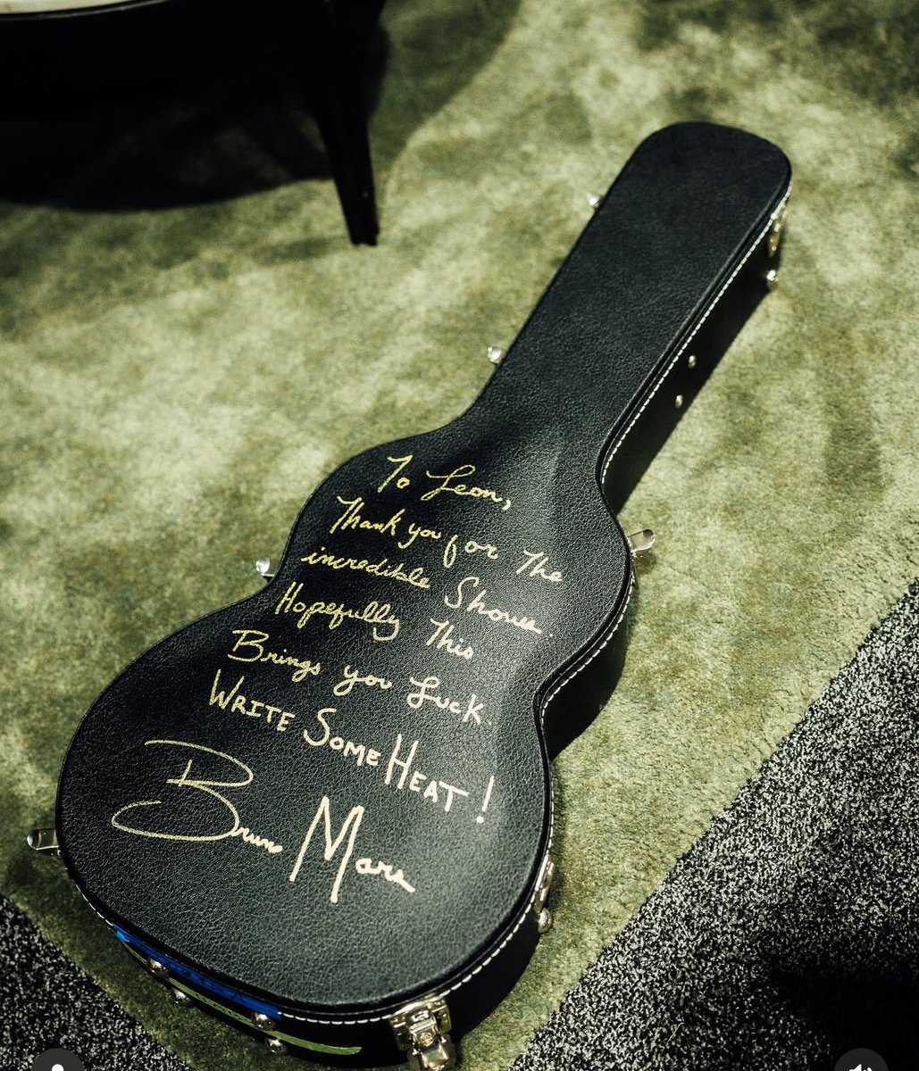 BrunoMarsAccess's tweet photo. Presente do Bruno Mars para Leon Thomas. 🫶🥹

“Para Leon,
Obrigado pelos shows incríveis.
Espero que isto lhe traga sorte.
Escreva algo incrível!” — Bruno Mars. https://t.co/x5uxyGuGQe