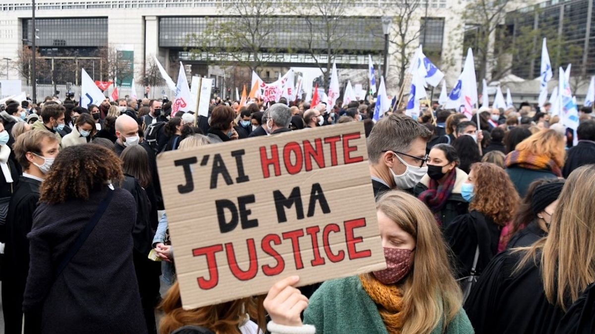 DeborahBecker92's tweet photo. Robert Badinter,Christiane Taubira,Eric Ducon-Moretti et autres gardes des sceaux idéologues et minables depuis Mitterrand,qui ont tous oeuvré au naufrage complet de la Justice aujourd'hui , la France reconnaissante vous remercie 🙏🇫🇷 Les assassins et les violeurs aussi. #lyhanna https://t.co/9NcKZXDC78