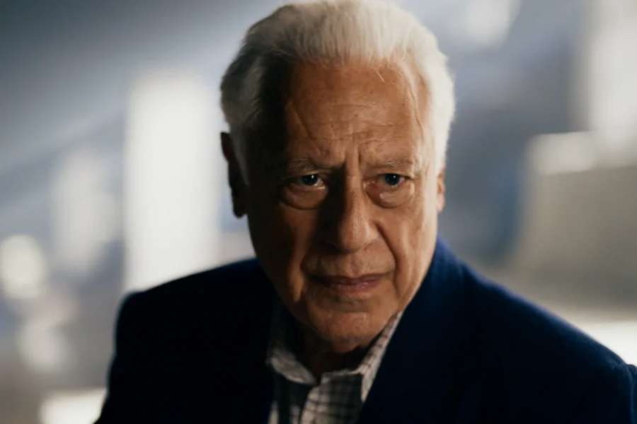 forumeplay's tweet photo. A Globo já gravou oito versões diferentes da morte de Arthur Brandão em #QuemAmaCuida, para impedir vazamentos sobre o desfecho da novela.

Entre os suspeitos que já tiveram cenas registradas estão Pilar (Isabel Teixeira), Diná (Rosi Campos), Ulisses (Alexandre Borges), Silvana (Belize Pombal) e Otoniel (Tony Ramos). Os nomes dos outros três personagens envolvidos na operação seguem mantidos sob absoluto sigilo.

A definição do verdadeiro assassino acontecerá apenas dias antes do último capítulo, previsto para janeiro de 2027.

🗞️ Outro Canal